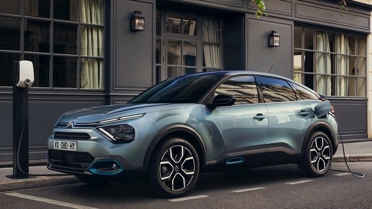 E-C4 da Citroën com 115kw (156ps) Potência A 150km/h Velocidade máxima Bateria de íons de lítio 54kwh