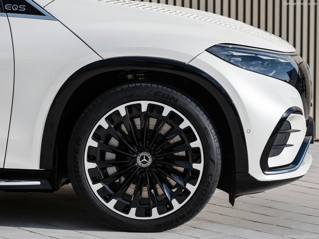 Electric Motor Drive Type Pure Electric Cars with Maximum Power of 575KW and Kerb Weight of 1881kg